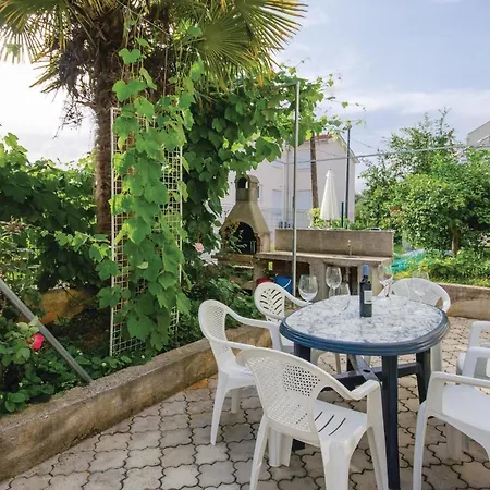 2 Bedroom Amazing Apartment In Okrug Gornji