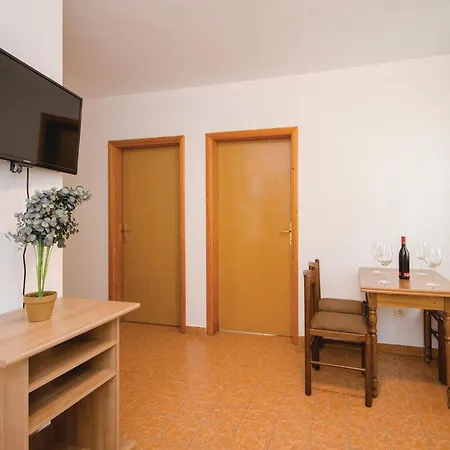 2 Bedroom Amazing Apartment In Okrug Gornji Appartamento Traù